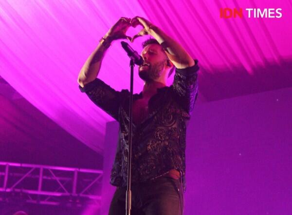 10 Potret Keseruan Konser Calum Scott di Jakarta, Bikin Baper!