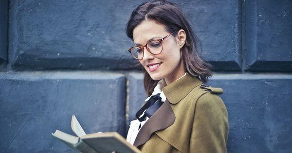 Kenapa Setiap Perempuan Harus Baca Buku, Ini Alasannya!