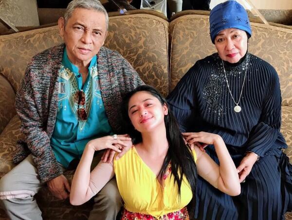 10 Momen Kedekatan Dewi Perssik dan Orangtuanya