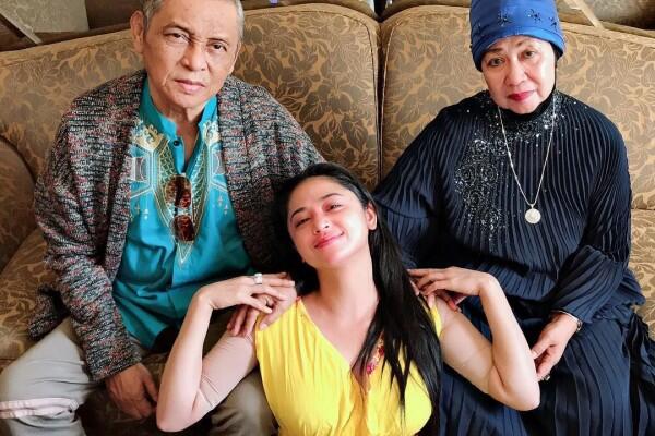 10 Momen Kedekatan Dewi Perssik dan Orangtuanya