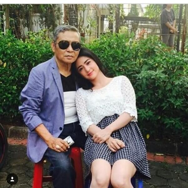 10 Momen Kedekatan Dewi Perssik dan Orangtuanya