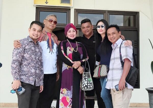 10 Momen Kedekatan Dewi Perssik dan Orangtuanya