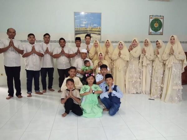 10 Momen Kedekatan Dewi Perssik dan Orangtuanya