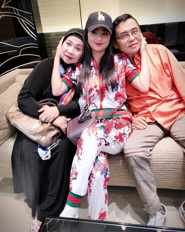 10 Momen Kedekatan Dewi Perssik dan Orangtuanya