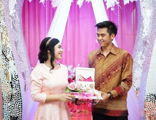 Sama Kocaknya, Ini 10 Potret Arif Muhammad 'Mak Beti' & Kekasih