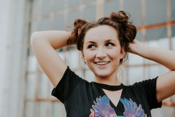 5 Trik Meluluhkan Hati Cewek Introvert, Layak Dicoba!