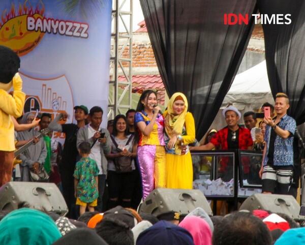 10 Potret Cetar Nella Kharisma saat Meriahkan Ultah Usaha Bu Dendy