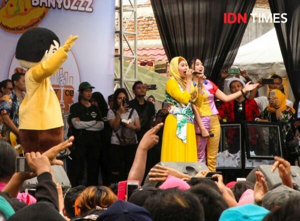 10 Potret Cetar Nella Kharisma saat Meriahkan Ultah Usaha Bu Dendy