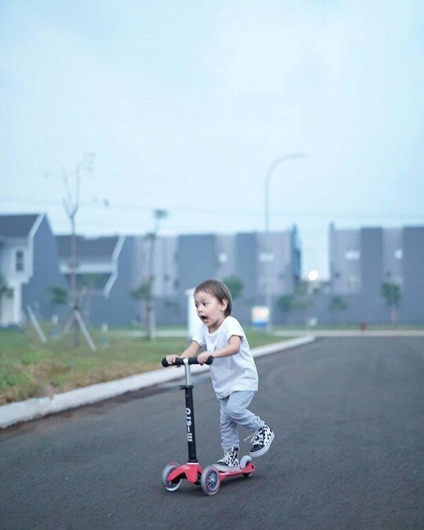 Balita Kece! 10 Penampilan Bjorka yang Makin Stylish Bak Model Cilik