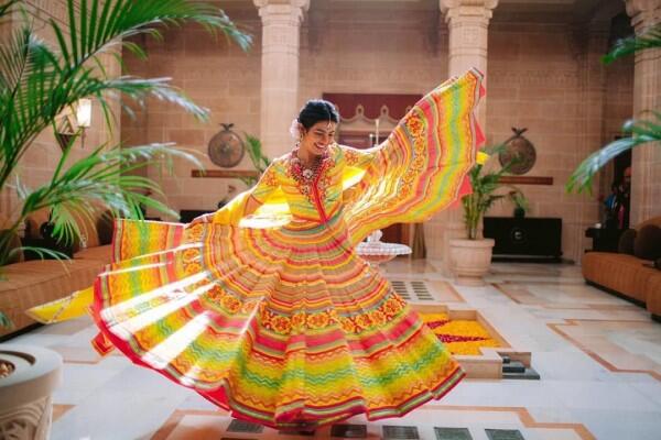 6 Pesona Priyanka Chopra dengan Gaun Colorful di Hari Pernikahannya