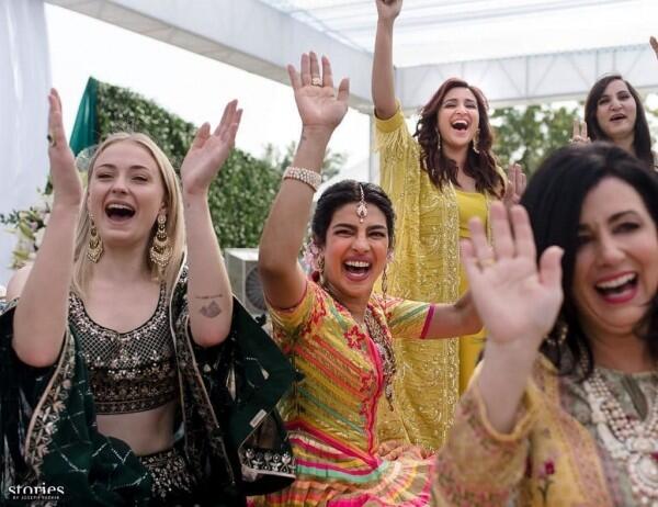 6 Pesona Priyanka Chopra dengan Gaun Colorful di Hari Pernikahannya