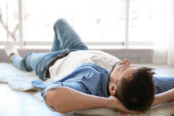 Tidur di Lantai Bisa Sembuhkan Sakit Punggung? Ini 8 Faktanya!
