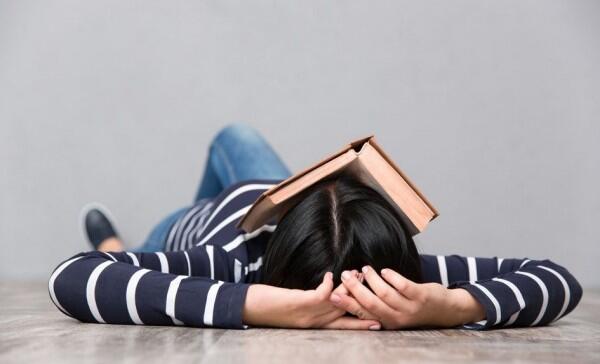 Tidur di Lantai Bisa Sembuhkan Sakit Punggung? Ini 8 Faktanya!