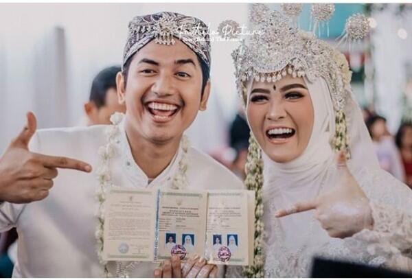 Mantap Nikah Muda, 10 Momen Bahagia Pernikahan Zikri Daulay - Henny