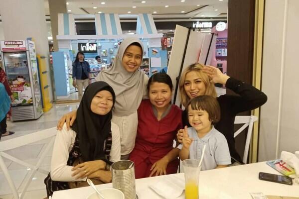Gak Sombong, Ini Potret Kedekatan Artis dengan Asistennya