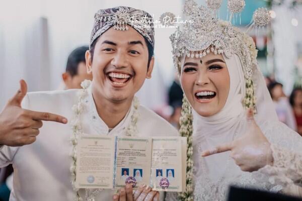 10 Inspirasi Pernikahan Sunda ala Zikri-Henny, Cocok buat Berhijab