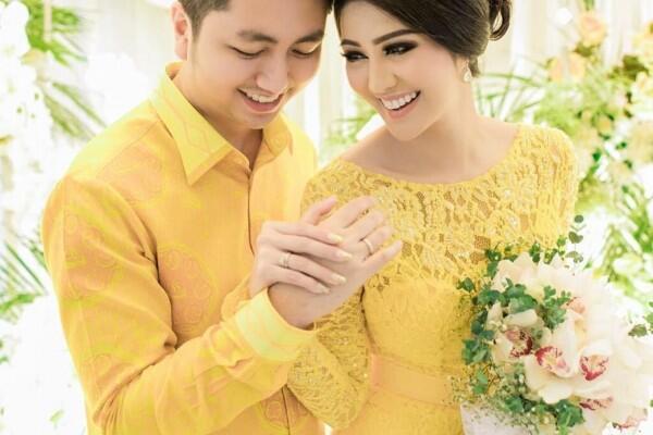 Resmi Tunangan, Ini Dia 8 Potret Manisnya Ariska Putri & Kekasih