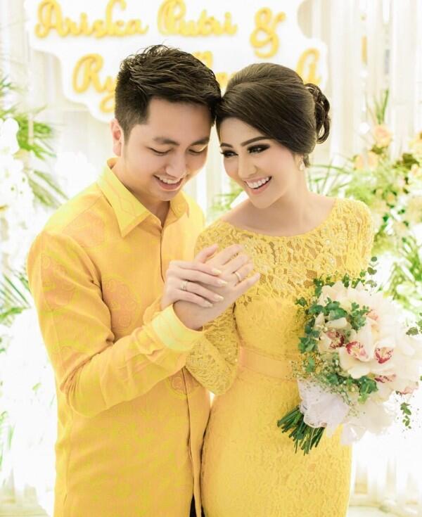 Resmi Tunangan, Ini Dia 8 Potret Manisnya Ariska Putri & Kekasih