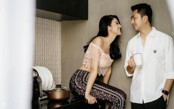 Resmi Tunangan, Ini Dia 8 Potret Manisnya Ariska Putri & Kekasih