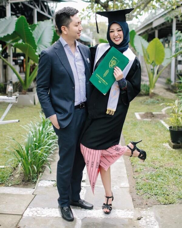 Resmi Tunangan, Ini Dia 8 Potret Manisnya Ariska Putri & Kekasih