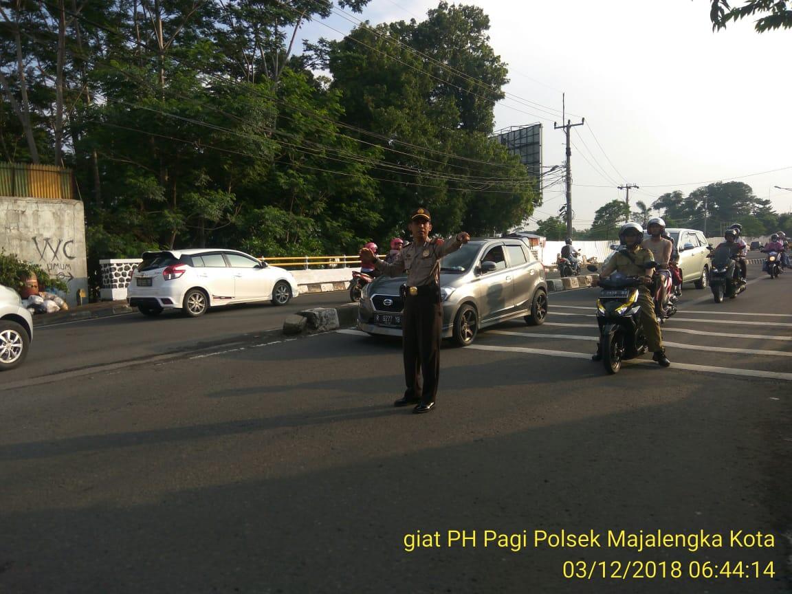 Kapolsek Turun Ke Jalan Berikan Pelayanan Prima Dengan Gatur Lalin Pagi