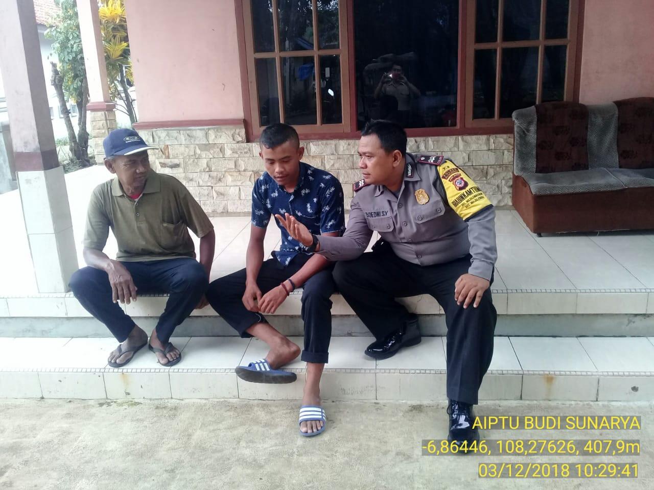 Anjangsana Pada Warganya, Bhabinkamtibmas Sampaikan Pesan Kamtibmas
