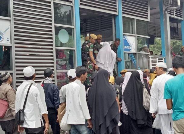 Datang ke Monas dengan Senjata Lengkap, Anggota TNI Tulis Puisi yang Bikin Nangis