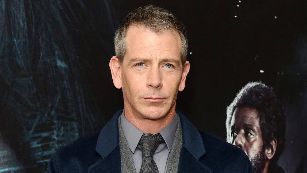 HBO Adaptasi Novel 'The Outsider' Stephen King Dibintangi Ben Mendelsohn