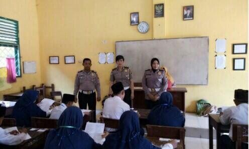 Polisi ke Sekolah, 30 Siswa/i MTS Ikut Binlu Keselamatan Berlalu Lintas