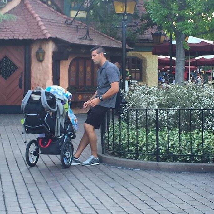 Kelakuan Hot Papa di Taman Bermain yang Bikin Jomblo Iri dan Baperan