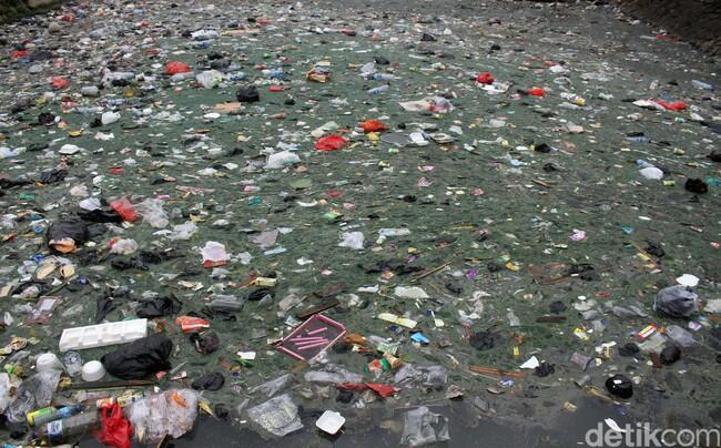Jorok! Sampah Penuhi Kali di Samping Stasiun Duri

