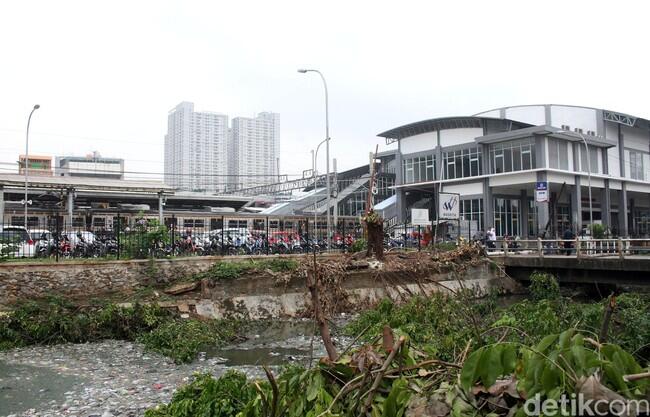 Jorok! Sampah Penuhi Kali di Samping Stasiun Duri

