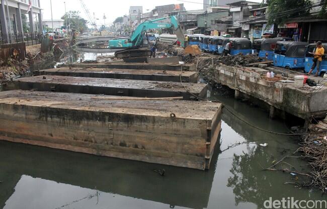 Jorok! Sampah Penuhi Kali di Samping Stasiun Duri

