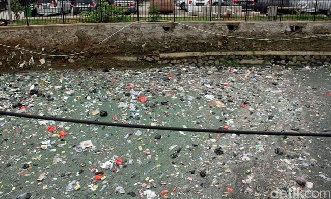 Jorok! Sampah Penuhi Kali di Samping Stasiun Duri

