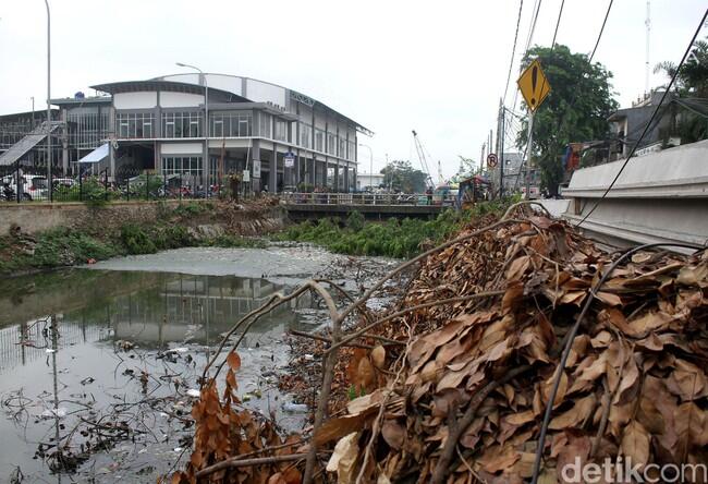 Jorok! Sampah Penuhi Kali di Samping Stasiun Duri

