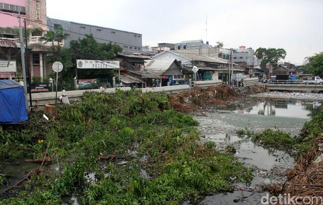 Jorok! Sampah Penuhi Kali di Samping Stasiun Duri

