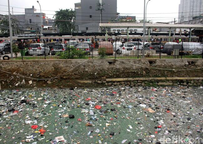 Jorok! Sampah Penuhi Kali di Samping Stasiun Duri

