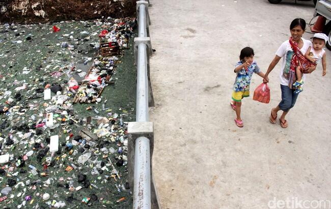 Jorok! Sampah Penuhi Kali di Samping Stasiun Duri

