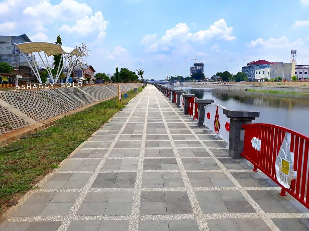 Jorok! Sampah Penuhi Kali di Samping Stasiun Duri

