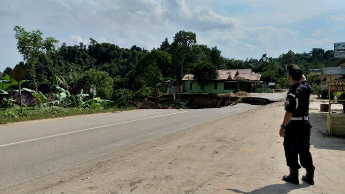 Tanah amblas di Kaltim, warga tuding perusahaan pertambangan