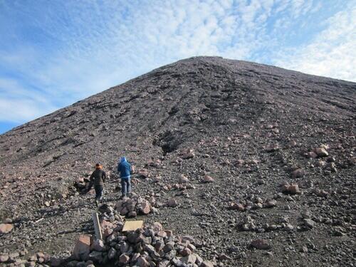 Pendaki Gunung Kerinci Wajib Bawa Sampah Turun, Jika Tidak KTP Ditahan