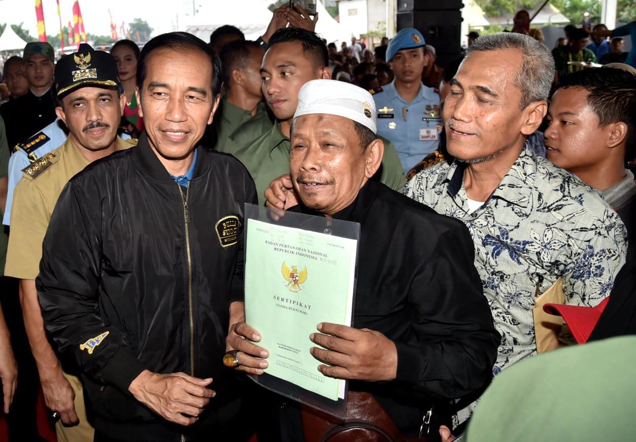 Presiden Serahkan 5.000 Sertifikat Hak Atas Tanah di Jakarta Timur