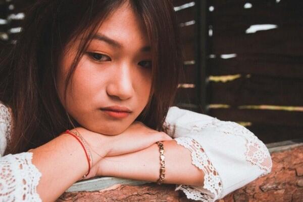 5 Akibat yang Akan Kamu Dapatkan Bila Terlalu Sering Pura-pura Bahagia