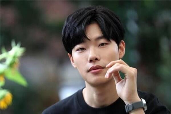 5 Seleb Korea Ini Pernah Kerja Part-Time untuk Bertahan Hidup, Salut!