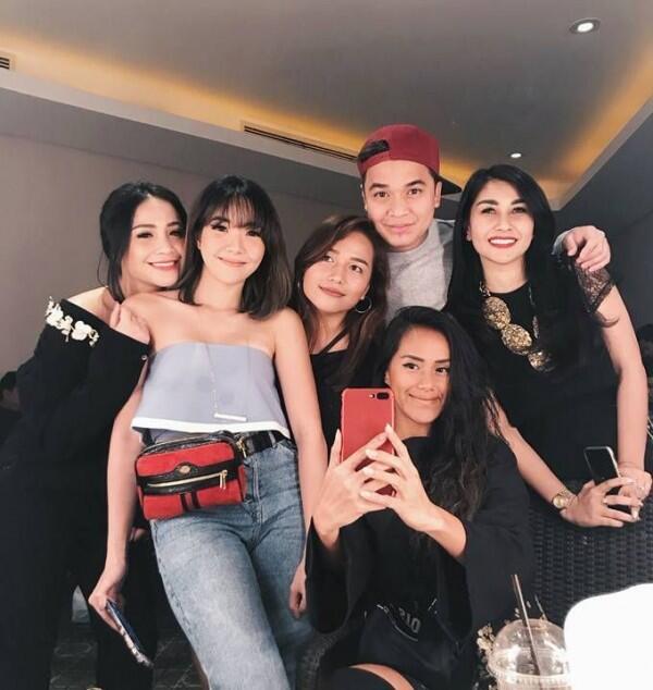 Tampik Isu Orang Ketiga, 10 Momen Kedekatan Gisella dan Sri Devi