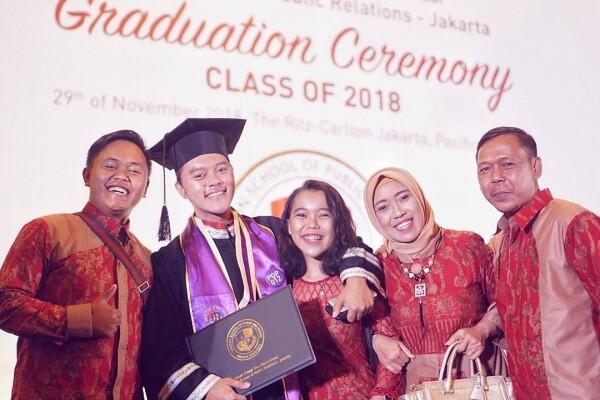 Congratulation! Inilah 7 Potret Kebahagian Danang DA2 Lulus S2