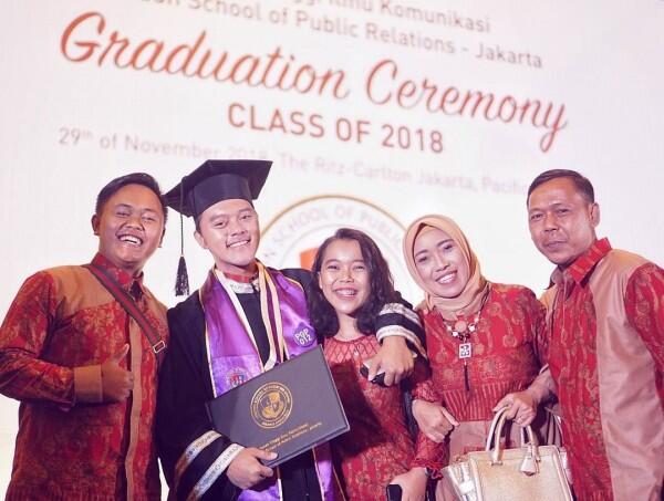 Congratulation! Inilah 7 Potret Kebahagian Danang DA2 Lulus S2