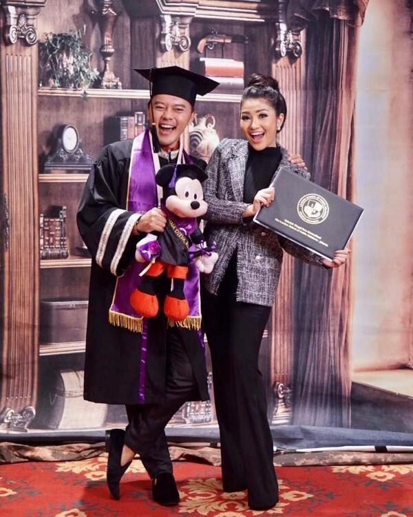 Congratulation! Inilah 7 Potret Kebahagian Danang DA2 Lulus S2