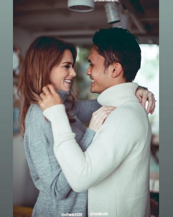 Segera Menikah, 10 Foto Prewed Randy Pangalila dan Kekasih Bulenya