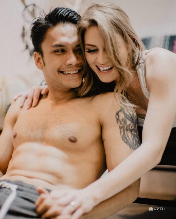 Segera Menikah, 10 Foto Prewed Randy Pangalila dan Kekasih Bulenya